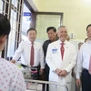 Trưởng Ban Tuyên giáo Trung ương Nguyễn Trọng Nghĩa thăm bệnh nhân đang điều trị tại Bệnh viện Từ Dũ. (Ảnh: Đinh Hằng/TTXVN)