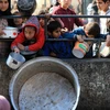 Các em nhỏ chờ được phát thực phẩm cứu trợ tại Rafah, Dải Gaza, ngày 14/2/2024. (Ảnh: THX/TTXVN)