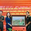 Phó Chủ tịch nước Võ Thị Ánh Xuân chúc mừng tập thể lãnh đạo, y bác sỹ Bệnh viện Quân y 175, Thành phố Hồ Chí Minh. (Ảnh: Đinh Hằng/TTXVN)