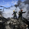 Lính cứu hỏa dập lửa tại một nhà máy sau vụ không kích của Israel xuống thị trấn Ghazieh, Liban ngày 20/2/2024. (Ảnh: THX/TTXVN)