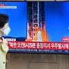 Truyền thông Hàn Quốc đưa tin về vụ phóng vật thể được Triều Tiên gọi là "vệ tinh không gian" từ làng Dongchang-ri, Triều Tiên ngày 31/5/2023. (Ảnh: AFP/TTXVN)