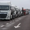Xe tải xếp hàng chờ tại khu vực biên giới Ba Lan-Ukraine ở Hrebenne, Đông Nam Ba Lan ngày 23/12/2023. (Ảnh: PAP/TTXVN)