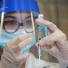 Nhân viên y tế chuẩn bị vaccine COVID-19 của Hãng dược phẩm Pfizer tại Trung tâm y tế ở New York, Mỹ ngày 21/12/2020. (Ảnh: AFP/TTXVN)