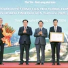 Chủ tịch Quốc hội Vương Đình Huệ chúc mừng lãnh đạo tỉnh Phú Yên nhận Quyết định của Thủ tướng Chính phủ phê duyệt quy hoạch tỉnh Phú Yên thời kỳ 2021-2030, tầm nhìn đến năm 2045. (Ảnh: Nhan Sáng/TTXVN)