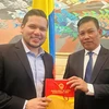 Đại sứ Vũ Trung Mỹ tặng quà lưu niệm cho Chủ tịch Hạ viện Colombia Andrés David Calle Aguas. (Ảnh: TTXVN phát)