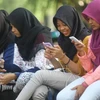 Người dân sử dụng điện thoại ở Surakarta, Indonesia. (Nguồn: Getty Images)