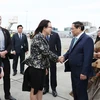 Quan chức New Zealand đón Thủ tướng Phạm Minh Chính và Phu nhân tại sân bay Auckland. (Ảnh: Dương Giang/TTXVN)