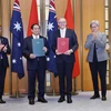 Thủ tướng Phạm Minh Chính và Thủ tướng Australia Anthony Albanese trao Tuyên bố chung về nâng cấp quan hệ lên Đối tác Chiến lược Toàn diện. (Ảnh: Dương Giang/TTXVN)