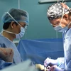Các bác sỹ của Tổ chức Operation Walk Chicago (Hoa Kỳ) và Bệnh viện Quân y 175 phẫu thuật thay khớp háng miễn phí cho bệnh nhân có hoàn cảnh khó khăn. (Ảnh: TTXVN phát)