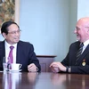 Thủ tướng Phạm Minh Chính tiếp Giáo sư Roberto Rabel, Chủ tịch Hội hữu nghị New Zealand-Việt Nam. (Ảnh: Dương Giang/TTXVN)
