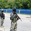 Binh sỹ Haiti gác tại trạm kiểm soát sau giao tranh giữa các băng nhóm tội phạm với cảnh sát và binh sỹ ở Port-au-Prince, ngày 6/3/2024. (Ảnh: AA/TTXVN)