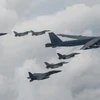 Máy bay ném bom chiến lược B-52H và máy bay phản lực F-16 của Mỹ tham gia cuộc tập trận không quân chung với tiêm kích F-15 của Hàn Quốc trên Bán đảo Triều Tiên, ngày 13/7/2023. (Ảnh: YONHAP/TTXVN)