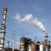 Khí thải bốc lên từ một nhà máy lọc dầu ở Houston, Texas, Mỹ. (Ảnh: AFP/TTXVN)