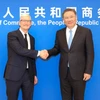 Bộ trưởng Bộ Thương mại Trung Quốc Vương Văn Đào (phải) đã gặp Giám đốc Điều hành (CEO) Apple Tim Cook vào ngày 22/3. (Nguồn: Bộ Thương mại Trung Quốc)