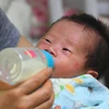 Chăm sóc trẻ sơ sinh tại Seoul, Hàn Quốc. (Ảnh: AFP/TTXVN)