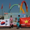 Các đội Futsal làm lễ chào cờ Việt Nam và Hàn Quốc. (Ảnh: Đức Thắng/TTXVN)