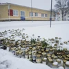 Người dân đặt hoa và nến tưởng niệm nạn nhân thiệt mạng sau vụ nổ súng tại trường học ở thành phố Vantaa, Phần Lan, ngày 3/4/2024. (Ảnh: AFP/TTXVN)