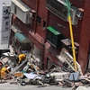 Lực lượng cứu hộ tìm kiếm nạn nhân trong đống đổ nát sau động đất tại Đài Loan (Trung Quốc) ngày 3/4/2024. (Ảnh: AFP/TTXVN)