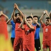 Quang Hải và đồng đội chào cổ động viên sau khi kết thúc trận đấu gặp Indonesia trên sân Mỹ Đình hôm 26/3. (Ảnh: Minh Quyết/TTXVN)