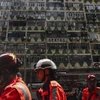 Lực lượng cứu hỏa được triển khai tại hiện trường vụ cháy trong tòa nhà New Lucky House ở Hong Kong (Trung Quốc), ngày 10/4/2024. Ảnh: AP/TTXVN
