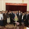 Cán bộ, nhân viên Đại sứ quán Việt Nam và Lào chụp ảnh lưu niệm. (Ảnh: TTXVN)