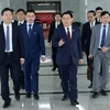 Chủ tịch Quốc hội Vương Đình Huệ đến thăm Khu thí điểm mậu dịch tự do Thượng Hải. (Ảnh: Nhan Sáng/TTXVN)