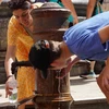 Người dân uống nước để giải nhiệt tại Rome, Italy, ngày 18/7/2023. (Ảnh: THX/TTXVN)