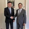 Đại sứ Phạm Hùng Tâm và ông Francis Wong tại buổi tiếp. (Ảnh: TTXVN phát)