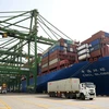 Vận chuyển hàng hóa tại cảng ở thành phố Thiên Tân, Trung Quốc. (Ảnh: THX/TTXVN)