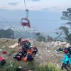 Lực lượng cứu hộ giải cứu các hành khách mắc kẹt trên cáp treo hỏng tại thành phố nghỉ dưỡng Antalya, miền Nam Thổ Nhĩ Kỳ ngày 12/4/2024. (Ảnh: AFP/TTXVN)