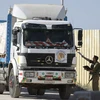 Xe tải chuyển hàng cứu trợ tới Dải Gaza. (Ảnh: AFP/TTXVN)