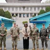 Đại sứ Mỹ tại Liên hợp quốc Linda Thomas-Greenfield (giữa) trong chuyến thăm Khu phi quân sự (DMZ) ở biên giới giữa Triều Tiên và Hàn Quốc ngày 16/4/2024. (Ảnh: Yonhap/TTXVN)