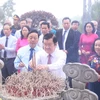 Lãnh đạo Đảng, Nhà nước dâng hương tại phần mộ Tổng Bí thư Trần Phú ở xã Tùng Ảnh, huyện Đức Thọ. (Ảnh: Hoàng Ngà/TTXVN)