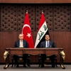 Thủ tướng Iraq Mohammed Shia al-Sudani (phải) hội kiến Tổng thống Thổ Nhĩ Kỳ Recep Tayyip Erdogan tại Baghdad, ngày 22/4/2024. (Ảnh: AFP/TTXVN)