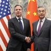Ngoại trưởng Mỹ Antony Blinken (trái) và Bộ trưởng Ngoại giao Trung Quốc Vương Nghị tại cuộc gặp ở Bắc Kinh ngày 26/4/2024. (Ảnh: AFP/TTXVN)