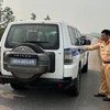 Cảnh sát Giao thông đưa trẻ nhỏ về trạm dừng nghỉ.