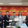 Bạn Nguyễn Chúc Linh nhận giải thưởng từ Ban Tổ chức và kỷ niệm chương của Sở Cảnh sát Tokyo. (Ảnh: Phạm Tuân)