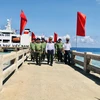 Đoàn công tác số 8 do Đại tá Trần Đức Cảnh, Phó Tham mưu trưởng Hải quân làm trưởng đoàn đến thăm, động viên quân và dân đảo Trường Sa lớn. (Ảnh: Tuyết Mai/TTXVN)