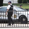Nhân viên mật vụ gác bên ngoài Nhà Trắng ở Washington, DC, Mỹ. (Ảnh: AFP/TTXVN)