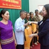 Hình ảnh Quyền Chủ tịch nước tặng quà các hộ nghèo ở Kon Tum