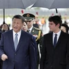 Thủ tướng Pháp Gabriel Attal (phải) đón Chủ tịch Trung Quốc Tập Cận Bình (trái, phía trước) tại sân bay Orly, thủ đô Paris, ngày 5/5/2024. (Ảnh: AFP/TTXVN)