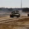 Xe tăng quân đội Israel được triển khai gần cửa khẩu Shalom Kerem, miền Nam Israel, giáp giới Dải Gaza, ngày 6/5/2024. (Ảnh: THX/TTXVN)