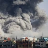 Khói bốc lên sau cuộc oanh tạc của Israel xuống thành phố Rafah, miền Nam Dải Gaza ngày 6/5/2024. (Ảnh: AFP/TTXVN)