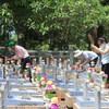 Nhân dân và du khách đến dâng hương, tưởng niệm các anh hùng, liệt sỹ tại Nghĩa trang Liệt sỹ Quốc gia Trường Sơn. (Ảnh: Thanh Thủy/TTXVN)