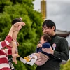Một cặp vợ chồng cùng hai con tham dự một sự kiện tại đền Sensoji ở Tokyo, Nhật Bản. (Ảnh: AFP/TTXVN)