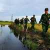 Cán bộ chiến sỹ Đồn biên phòng Vĩnh Nguơn (An Giang) tuần tra trên tuyến biên giới để chống buôn lậu. (Ảnh: Công Mạo/TTXVN)