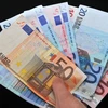Đồng euro có thể tiếp tục suy yếu so với đồng USD trong thời gian tới. (Nguồn: AFP/TTXVN)