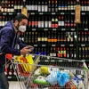 Người tiêu dùng mua sắm tại siêu thị ở Milan, Italy. (Ảnh: AFP/TTXVN)