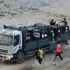 Xe tải chở hàng viện trợ di chuyển vào miền Trung Dải Gaza ngày 18/5/2024. (Ảnh: AFP/TTXVN)
