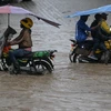 Mưa lớn gây ngập lụt tại Mombasa, Kenya. (Ảnh: AFP/TTXVN)